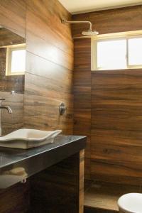 塔里哈Hostal Sky的一间带水槽和淋浴的浴室