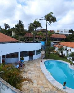 圣路易斯Por do Sol Pousada Praia的享有带游泳池的度假村的正面景致