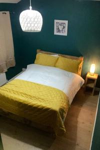 切斯特Ideal Abode Greenfields的一间卧室配有一张黄色棉被的床