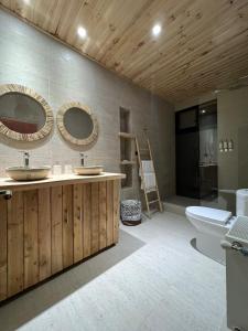 皮奇勒姆奇帕柯山林小屋和简易别墅的一间带两个盥洗盆和卫生间的浴室