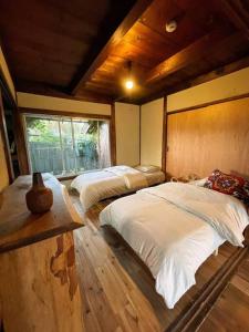 淡路淡路島 サササウナ的一间卧室,配有两张床