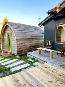 淡路淡路島 サササウナ的木制房子,甲板上设有长凳
