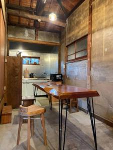 淡路淡路島 サササウナ的厨房配有木桌和凳子