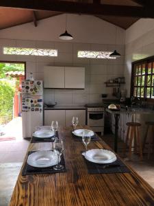 伦索伊斯Casa Colmeia的厨房配有木桌、盘子和酒杯