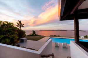 拉奇拉奇Villa Vanua - Private Luxury Villa的海景别墅 - 带游泳池