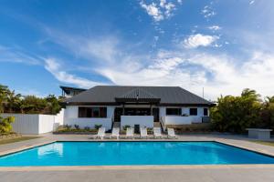 拉奇拉奇Villa Vanua - Private Luxury Villa的房屋前有游泳池的房子