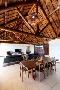 拉奇拉奇Villa Vanua - Private Luxury Villa的一间带桌椅的用餐室