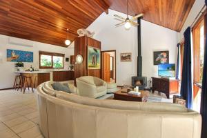 霍克斯内斯特Semaphore Beach House的客厅配有沙发和桌子