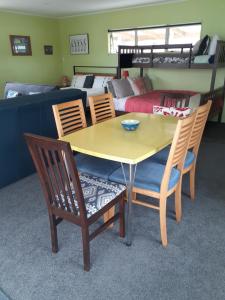 芒阿法埃Quail's Nest的一间带桌椅的用餐室和一间卧室