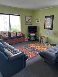 芒阿法埃Quail's Nest的客厅配有两张沙发和一台电视