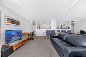 悉尼Comfy One Bedroom Apartment In Heart of The Rocks的带沙发和电视的客厅