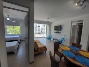 吉拉尔多特Apartamento Aqualina Orange Piso 5 Vista a Montañas 2 Habitaciones的一间带餐桌的客厅和一间卧室