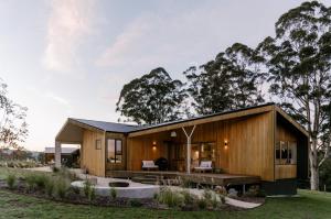 丹马克Upland Farm Luxury Cabins, Denmark Western Australia的一座山地木屋