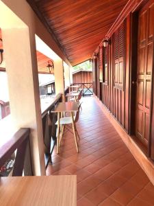 琅勃拉邦Mekong Chidlatda Villa的一个带桌子和长椅的房屋阳台