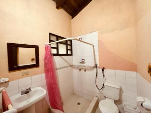 巴尼奥斯Hostería EL Trapiche Lodge & Spa的带淋浴、卫生间和盥洗盆的浴室