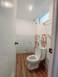 圣维森特Jake and Zyra Place的一间带白色卫生间的浴室和窗户。