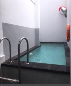 库塔Ara Inn Bed And Breakfast by ecommerceloka的浴室里设有水池和两面水龙头