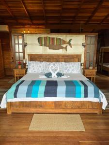 蜜岛普拉亚都法鲁旅馆的一间卧室配有一张蓝色和白色条纹的大床