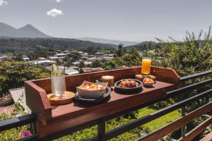 JuayúaHotel Juayua的一张桌子,上面放着两碗食物和一杯橙汁