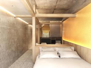 京都Kyoto ITOYA Hotel Mon的一间卧室设有一张床和黄色的墙壁