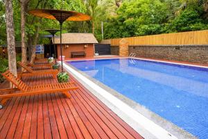 蒲甘蒲甘景观酒店的木制甲板上的游泳池配有椅子和遮阳伞