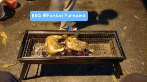 Kampong Tanah Merahseaview studio ocean view resort的街上的烤架上烤着两只鸡