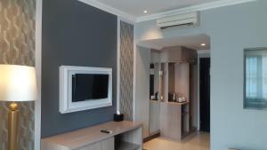 巨港Luminor Hotel Palembang by WH的客厅的墙上配有电视