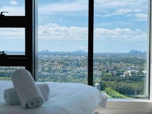 悉尼Panoramic City View 3bed2bath condo Wi-Fi Parking的一张位于带大窗户的房间内的床铺