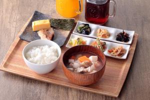 东京remm Akihabara的盘子,盘子上放着一碗米饭和一盘食物