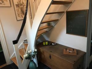 伊凯斯特Ikast Bed & Kitchen的楼梯,带桌子,黑板和花瓶