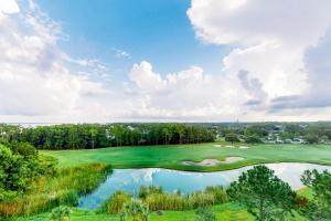 德斯坦Elation #5416 - Baytowne Breeze的享有高尔夫球场空中美景,设有池塘