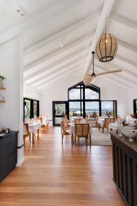 丹马克柴姆斯温泉度假山林小屋的用餐室设有桌椅和窗户。