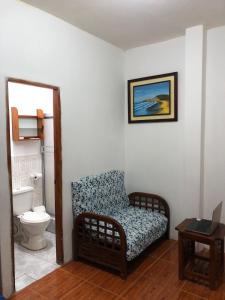 蒙塔尼塔UFO House的客厅配有椅子和卫生间