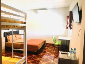 夜功府Saeng Tai Amphawa的一间卧室配有一张床和一张双层床。