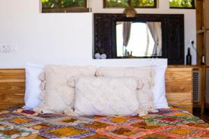 布韦朱CoCo Tree House @ Kima Zanzibar, Unique stay的床上有2个枕头