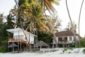 布韦朱CoCo Tree House @ Kima Zanzibar, Unique stay的棕榈树海滩上的房子
