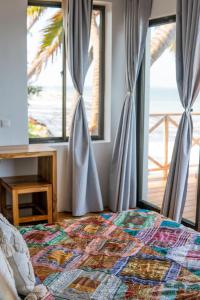 布韦朱CoCo Tree House @ Kima Zanzibar, Unique stay的一间卧室设有一张床,享有海景
