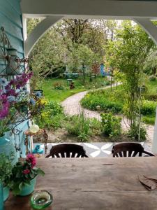 彼得比伦Wonderland的桌椅,享有花园的景色