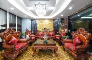 河内Rosee Apartment Hotel - Luxury Apartments in Cau Giay , Ha Noi的带沙发和桌子的客厅