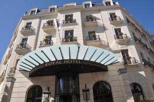 奥兰Royal Hotel Oran - MGallery Hotel Collection的带有阅读皇室酒店标志的酒店大楼