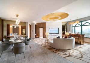 吉隆坡Sunway Resort Hotel的一间带桌椅的客厅和一间用餐室