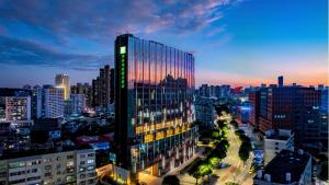 珠海珠海粤海假日酒店的享有城市天际线的美景。