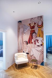 雷茨sgrafit apartments的客厅墙上有绘画作品