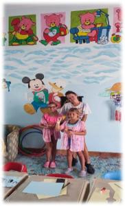 赫尔格达法老阿祖尔度假村的一名妇女和两名儿童站在房间里