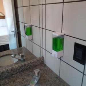 卡达斯诺瓦斯diRoma Fiori 160 Conforto e muita diversão的一间带水槽和绿色肥皂机的浴室