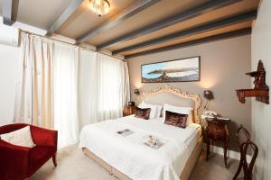 伊斯坦布尔Faik Pasha Hotels Special Category Beyoglu Istanbul的卧室配有白色的床和红色椅子