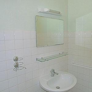 若西耶LOU FILADOUR 6 personnes 1er étage的白色的浴室设有水槽和镜子