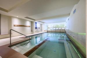 梅扎纳Ravelli Sporting的一座室内游泳池