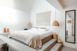 赞德沃特Suite-Suite luxury private guesthouse的白色卧室配有床和镜子