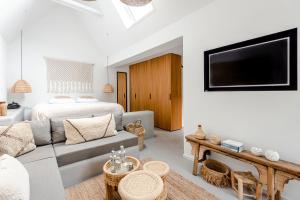 赞德沃特Suite-Suite luxury private guesthouse的带沙发和电视的客厅